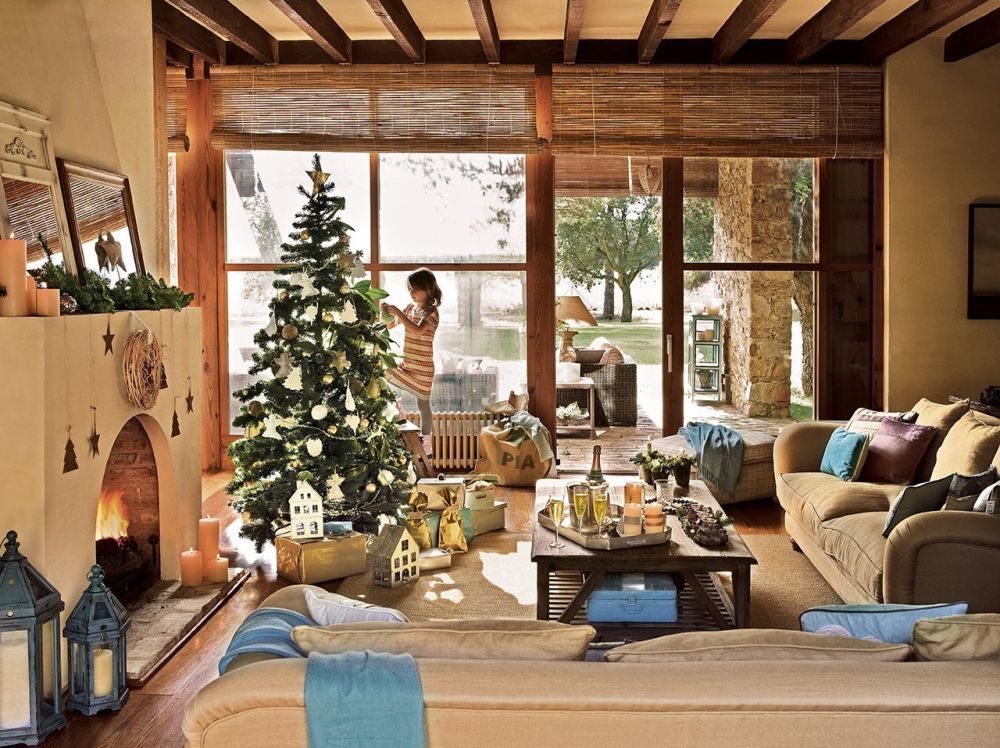 Karácsonyfa mediterrán nappaliban