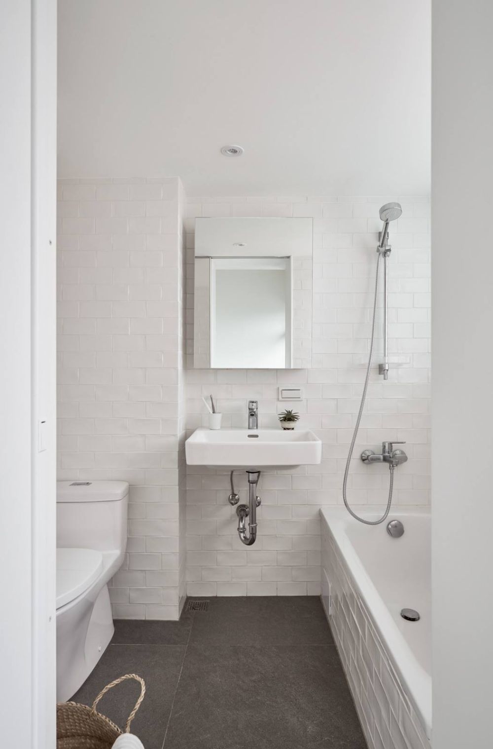 Stílusos fürdőszoba design csak fehérrel