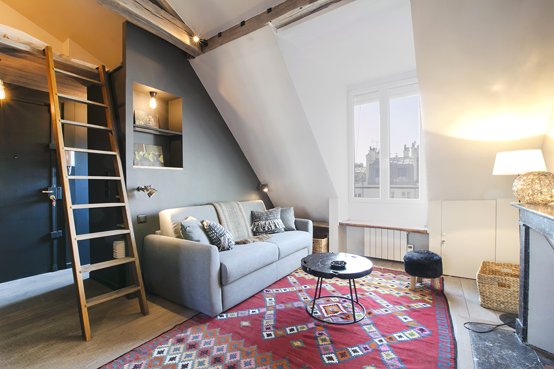 30 m2-es párizsi minilakás nappalija