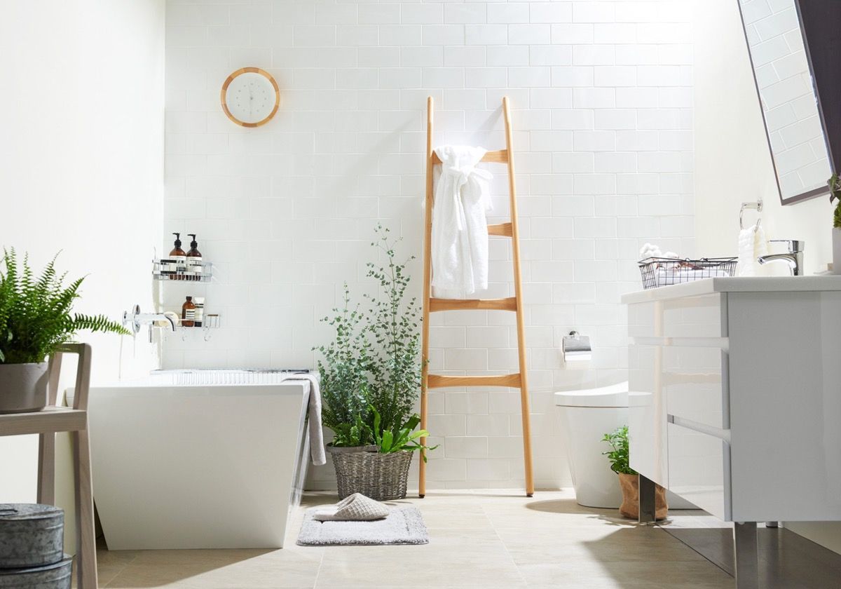 Modern fürdőszoba növényekkel, fehérben