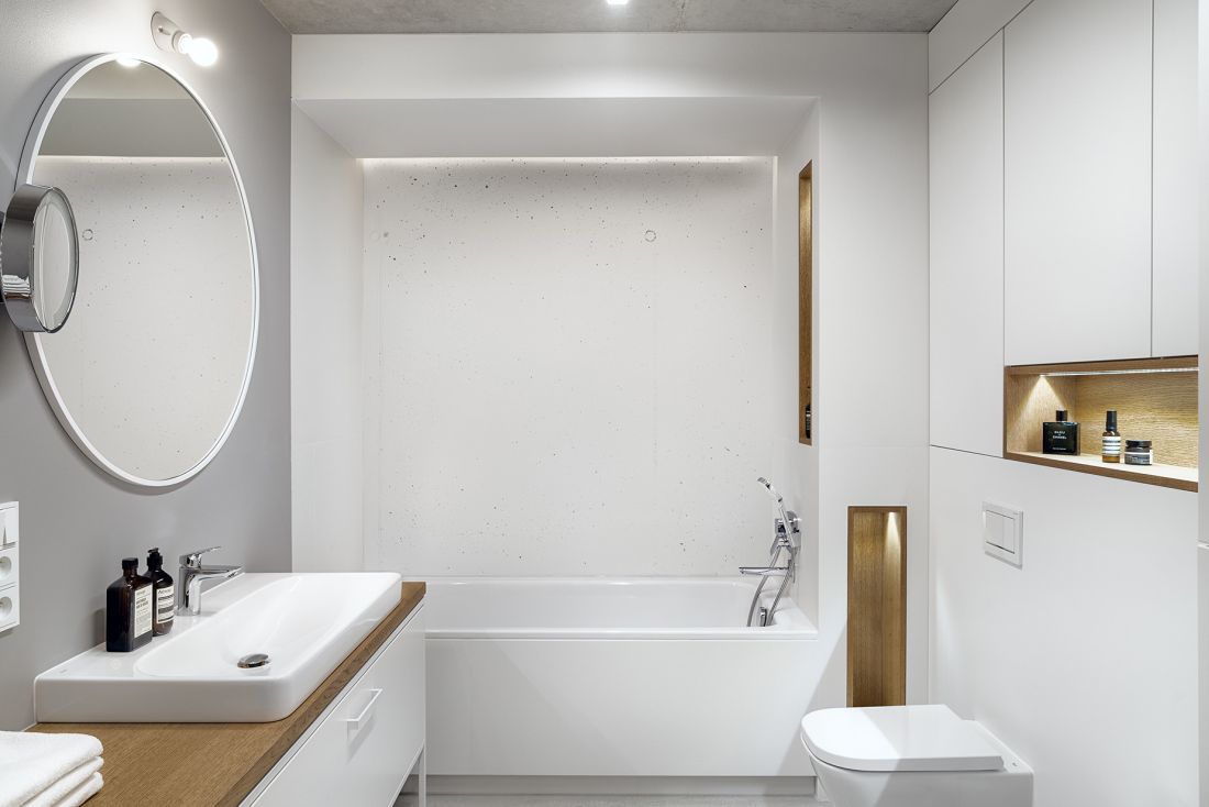 Fehér és natúrfa fürdőszoba led fénnyel világított fülkékkel