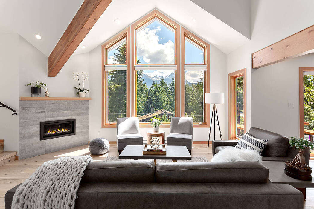 Kandallós nappali és hegyekre néző ablak egy kanadai házban