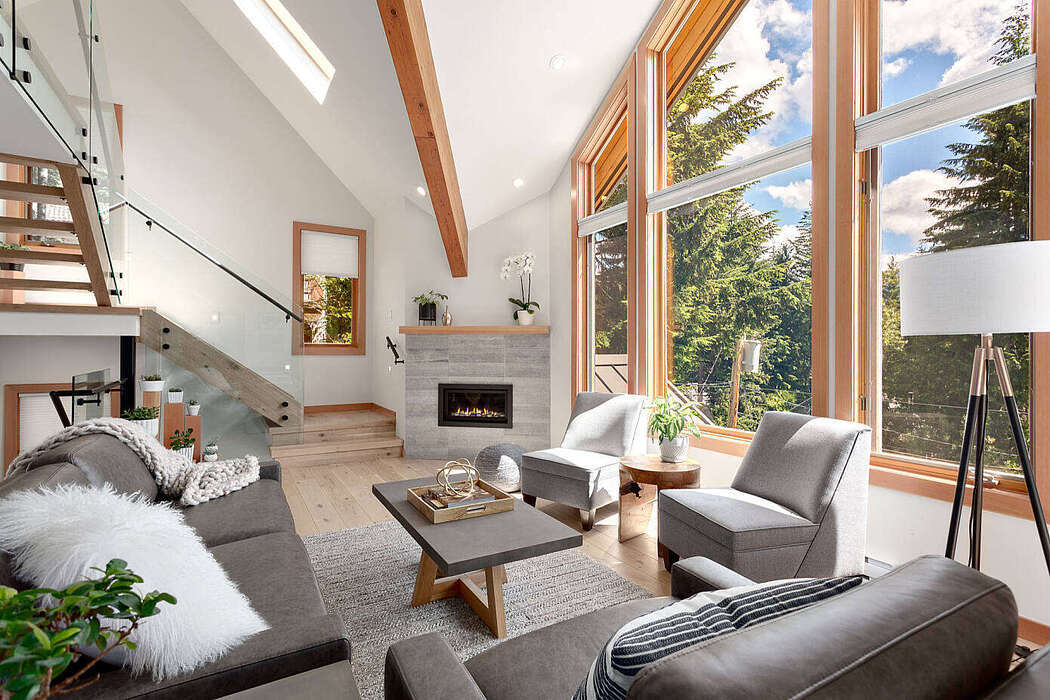 Modern nappali natúrfa parkettával és látszó gerendákkal