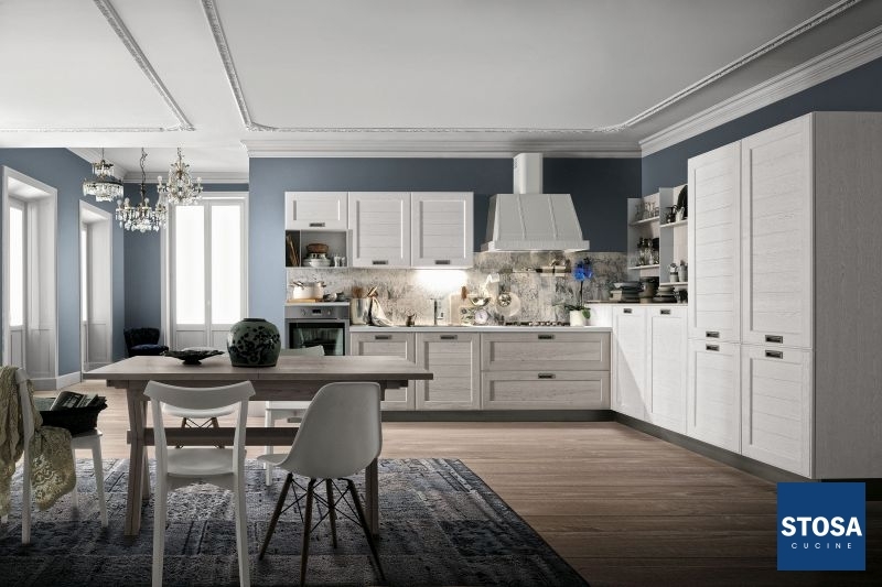 Törtfehér konyha kék falszínnel - Stosa konyhabútor