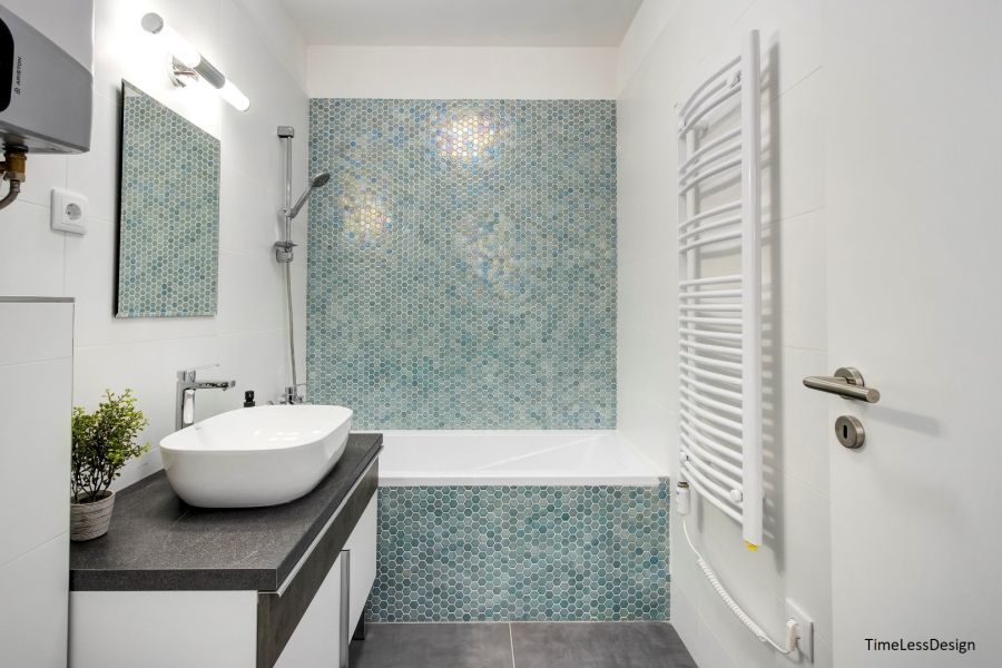 Fürdőszoba apró hatszögletű mozaikcsempével
