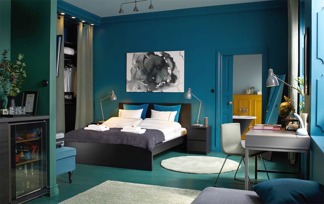 Hálószoba erőteljes kék színnel és absztrakt festménnyel