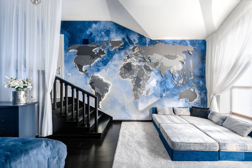 Nagy méretű kék faldekoráció a hálószoba falán