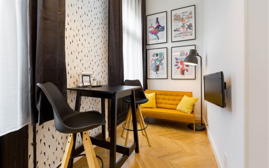 Airbnb lakás - sárga kanapé