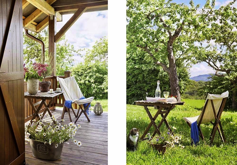 Az összecsukható bútorokat könnyen át lehet tenni a kertbe
