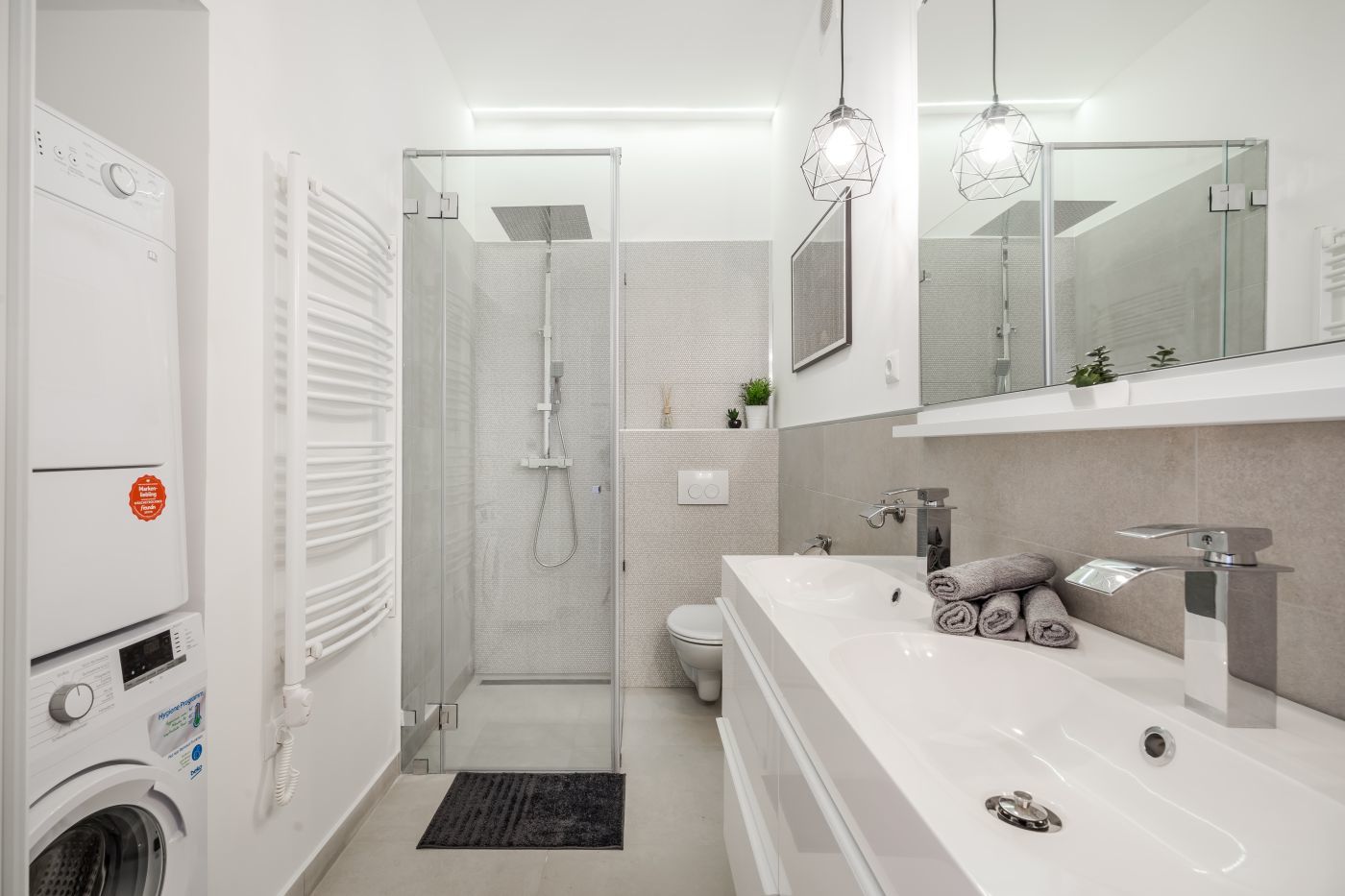 Fehér fürdőszoba kiadó lakásban - HGHome Lakberendezés