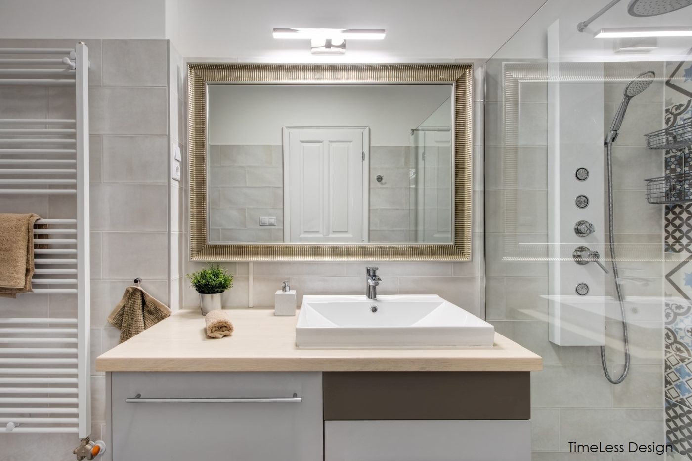 Klasszikus tükör és egyedi tervezésű fürdőszoba bútor