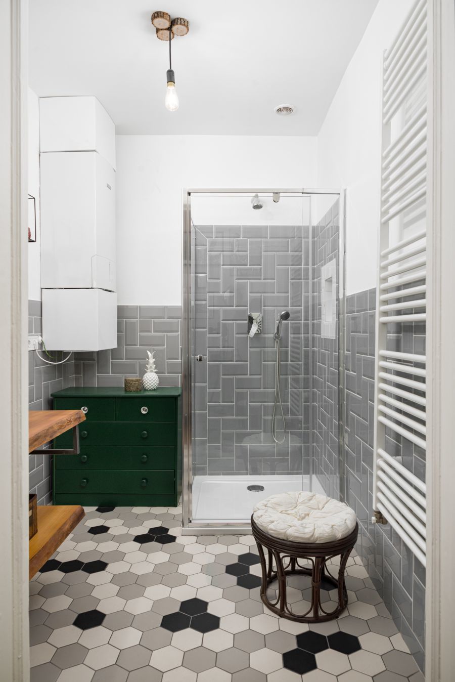 Fürdőszoba szürke metró csempe és hexagon lapok