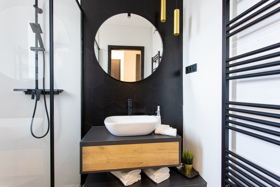 Modern fekete fürdőszoba natúr fa színű fürdőszoba szekrénnyel