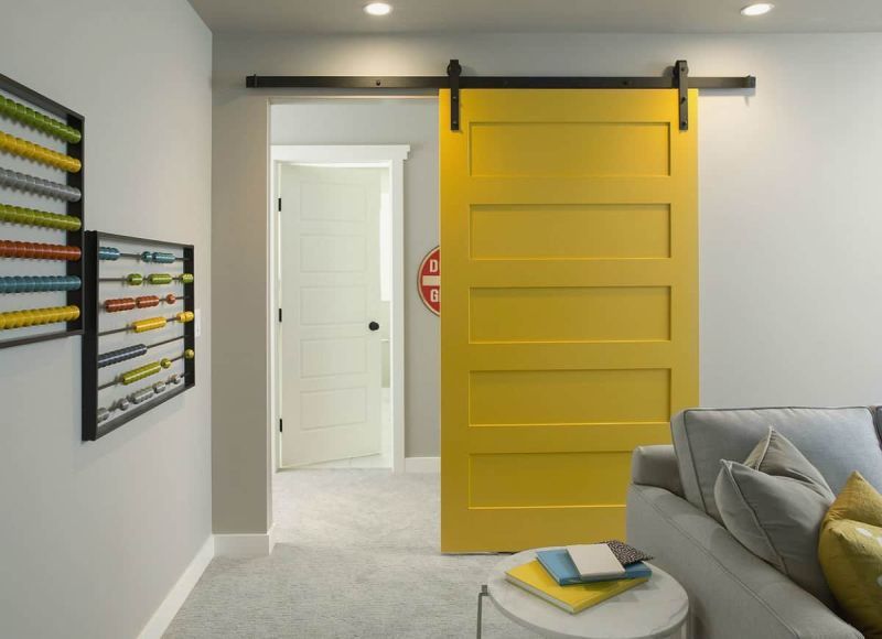 Sárga eltolható ajtó