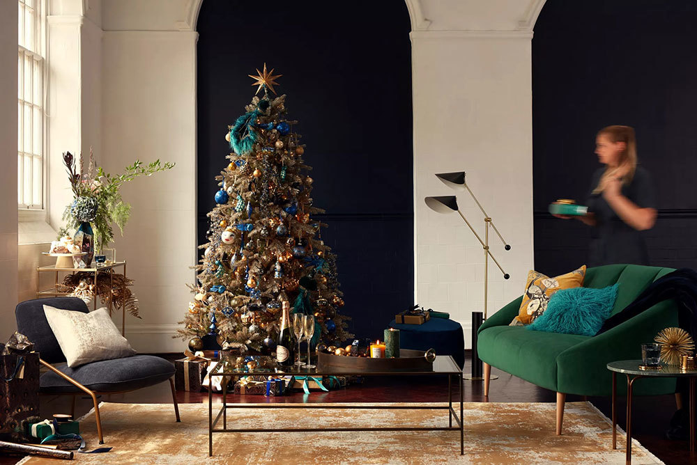 Színes karácsonyfa és zöld kanapé