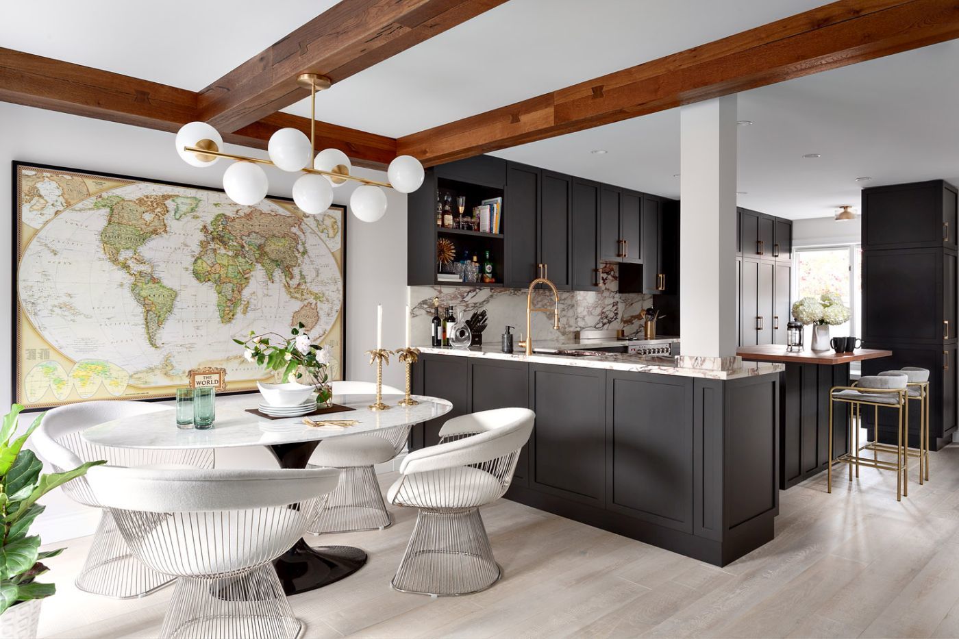 Kanadai családi ház sötétszürke konyhával és ovális étkezőasztallal