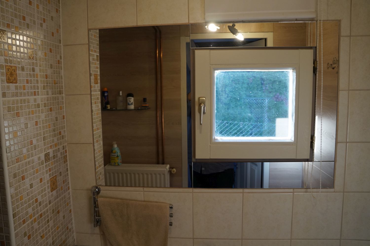 A fürdőszoba ablak köré ragasztott tükör