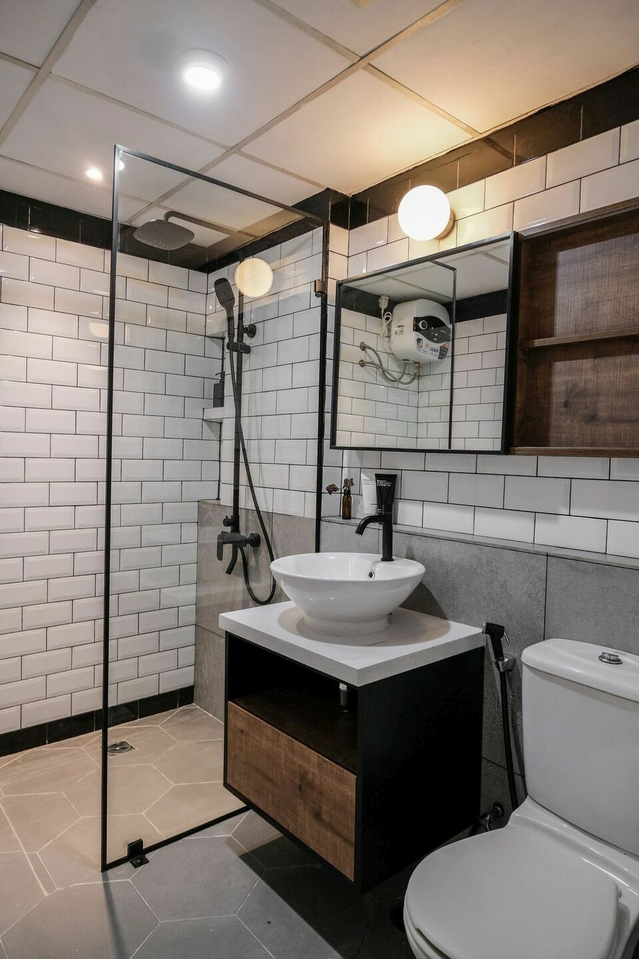 Zuhanyzós fürdőszoba fekete-fehér csempe színekkel