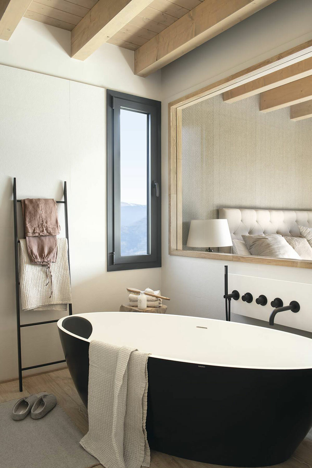 Üvegezett fürdőszobai fal és ovális fürdőkád