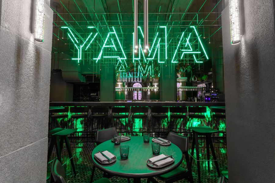 Neon fények a Yama étteremben