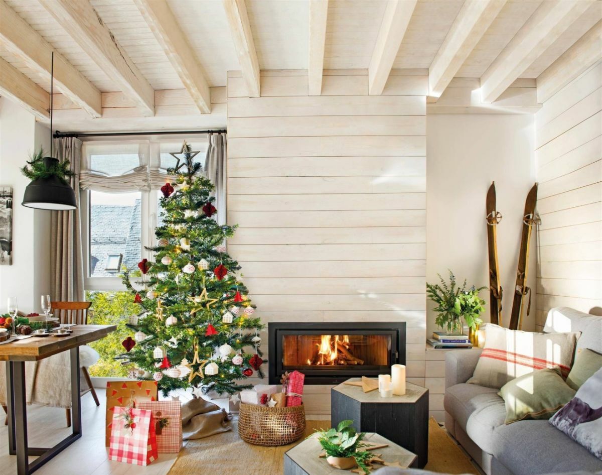 Nappaliban felállított karácsonyfa és síléc dekoráció