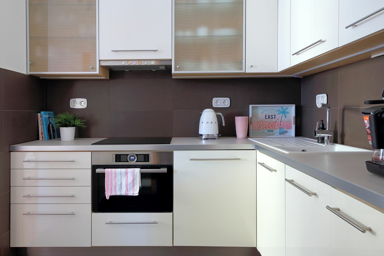 Kényelmes modern konyha gránit mosogatóval