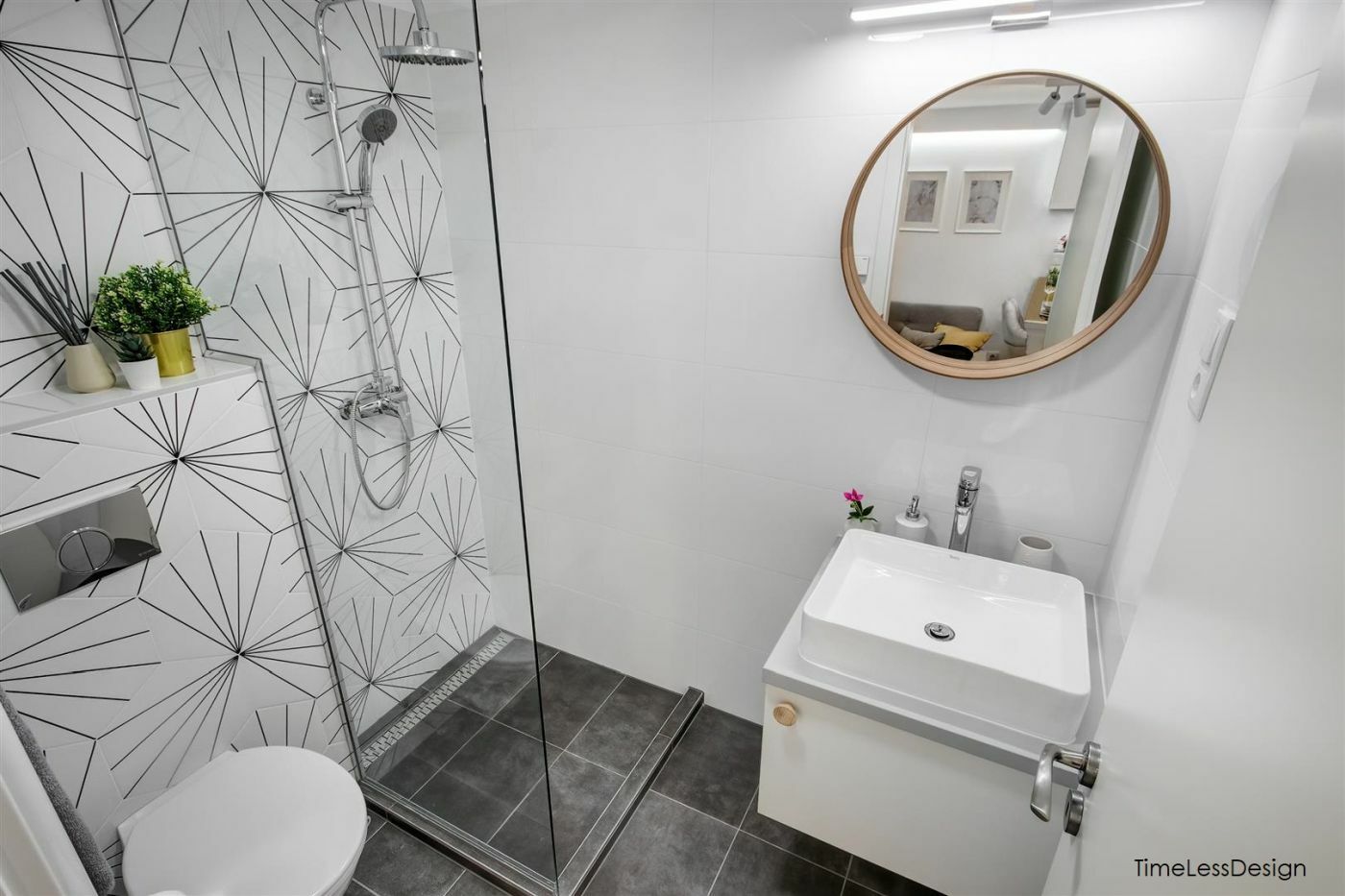 Zuhanyzós szép fürdőszoba hatszögletű falicsempékkel