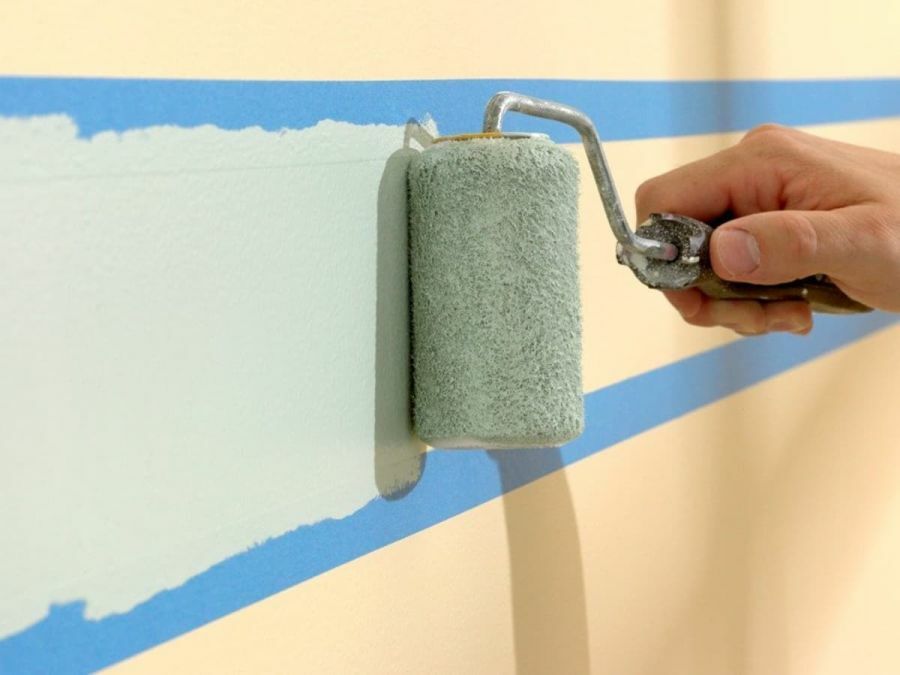 Csíkos fal festése maszkoló szalag segítségével