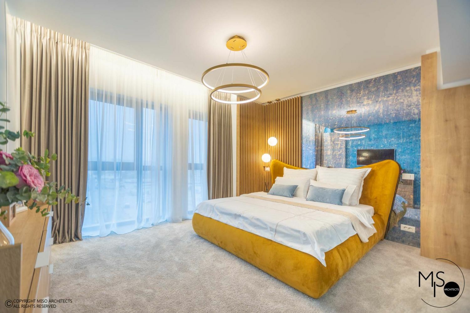 Tágas hálószoba sárga franciaággyal és puha padlószőnyeggel