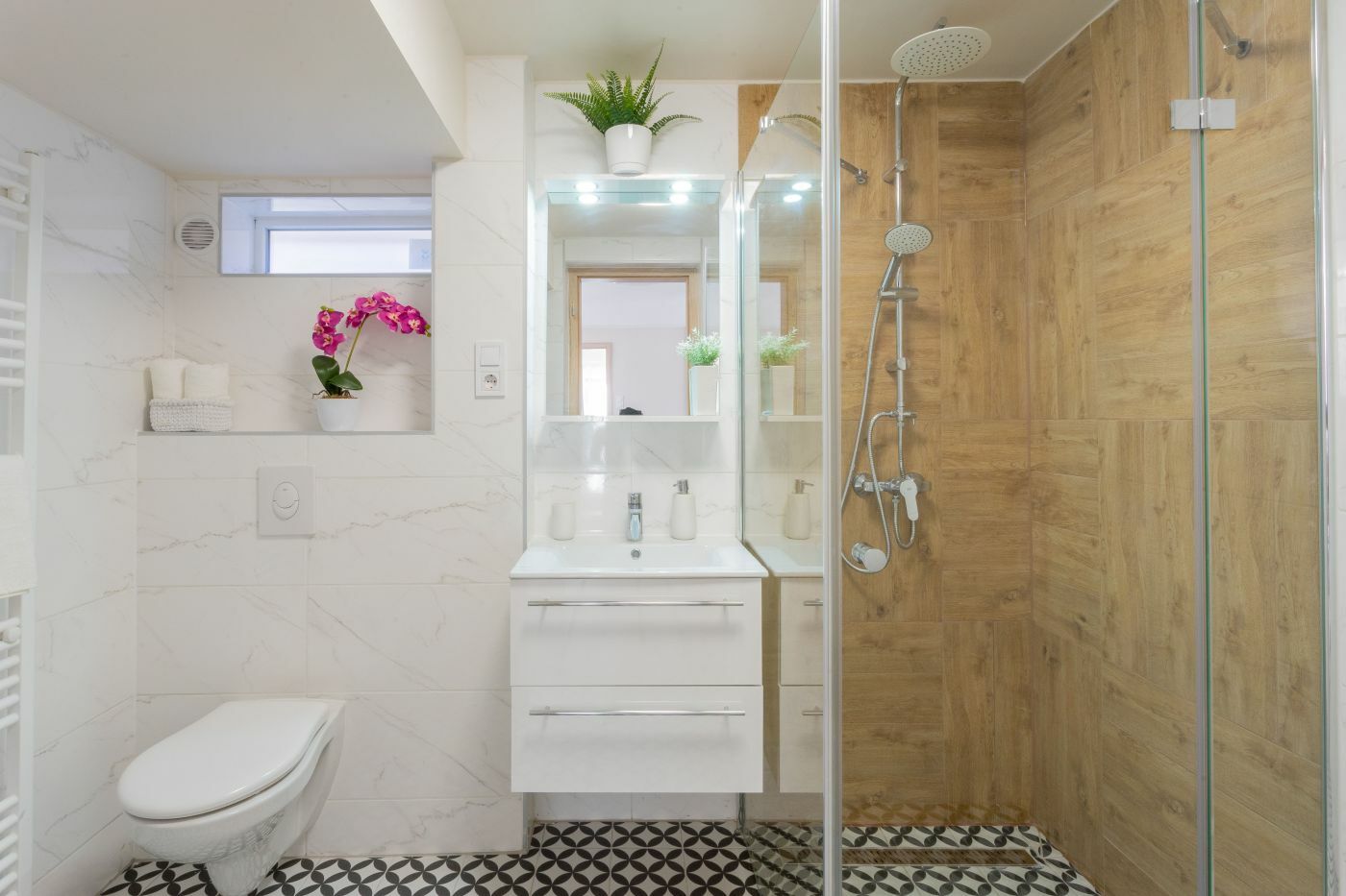 Szép fürdőszoba finom márvány mintával