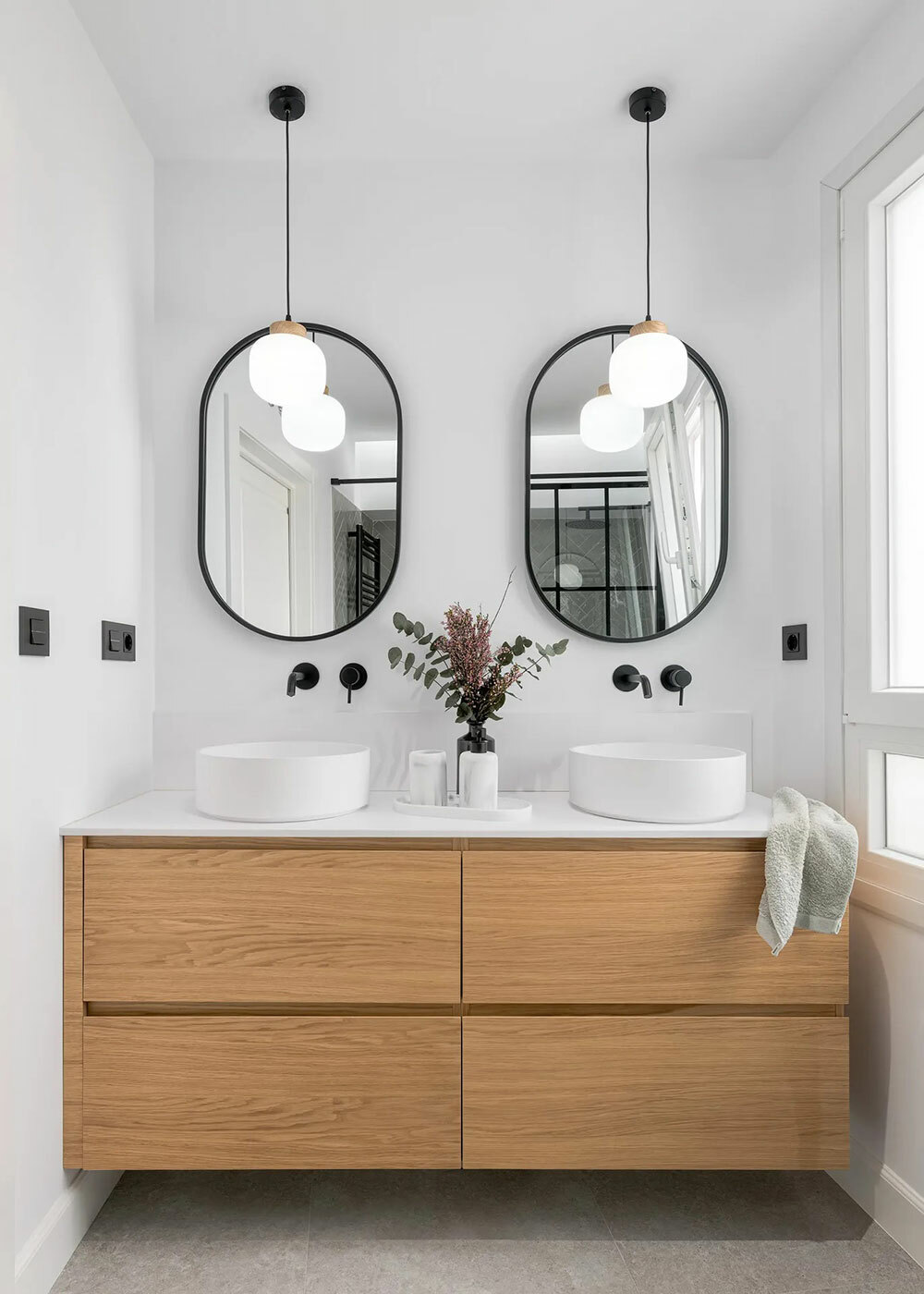 Dupla mosdó és dupla tükör a szülői fürdőszobában
