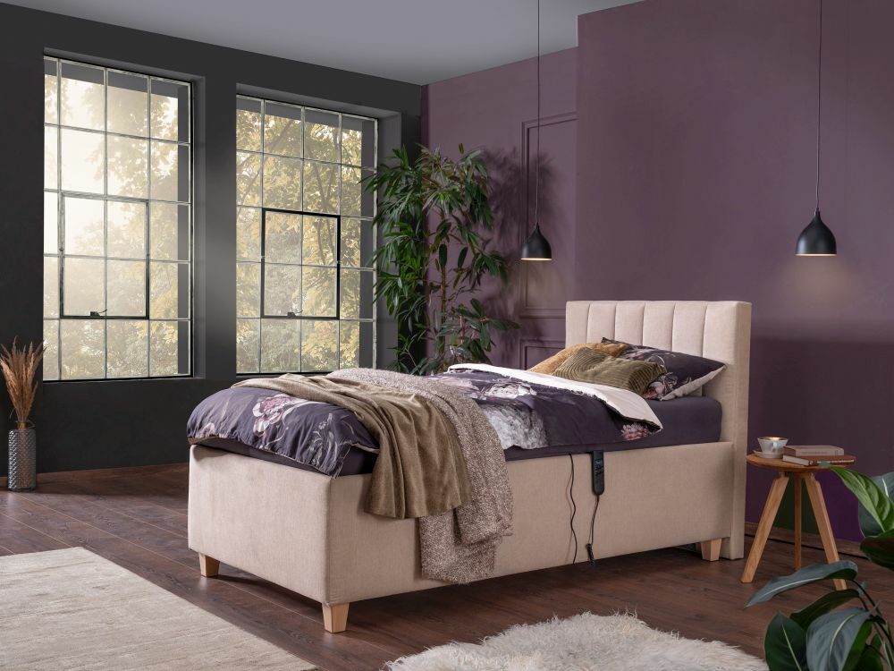 Jordana ágy trendi erdei bogyó színű fallal