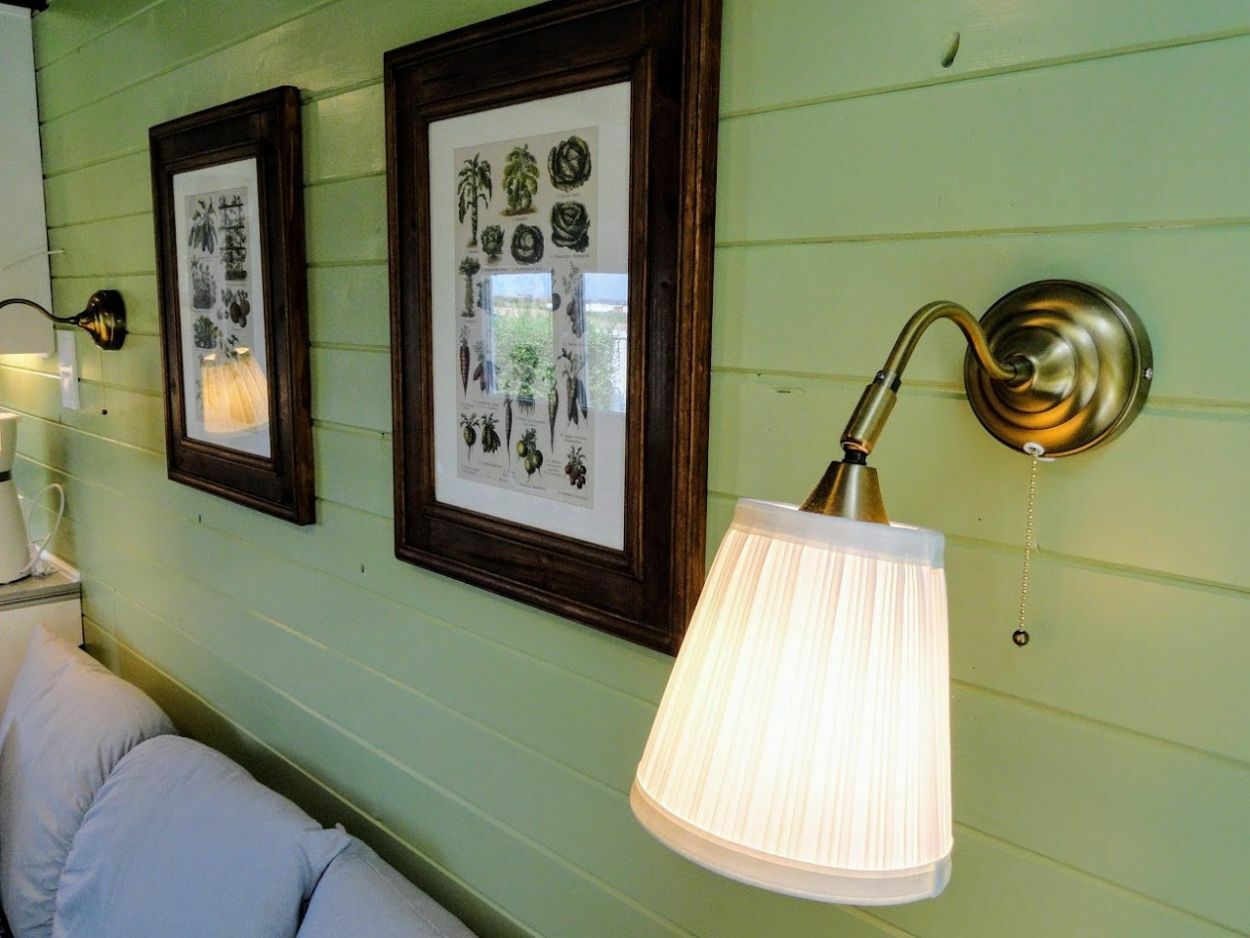 A nappali dekorációja képekkel és lámpákkal