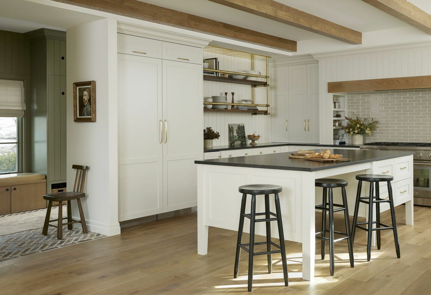 Gyönyörű szigetes konyha szekrénynek álcázott side by side hűtővel