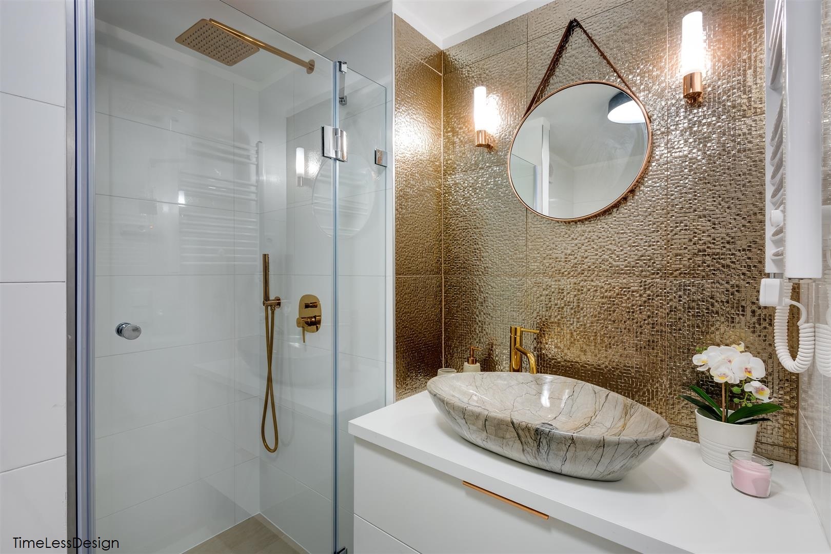 Gyönyörű fürdőszoba kőmosdóval, mozaikkal és arany színű csaptelepekkel