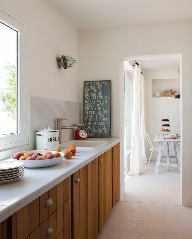 Egyszerű faajtós konyha az ablak alatt
