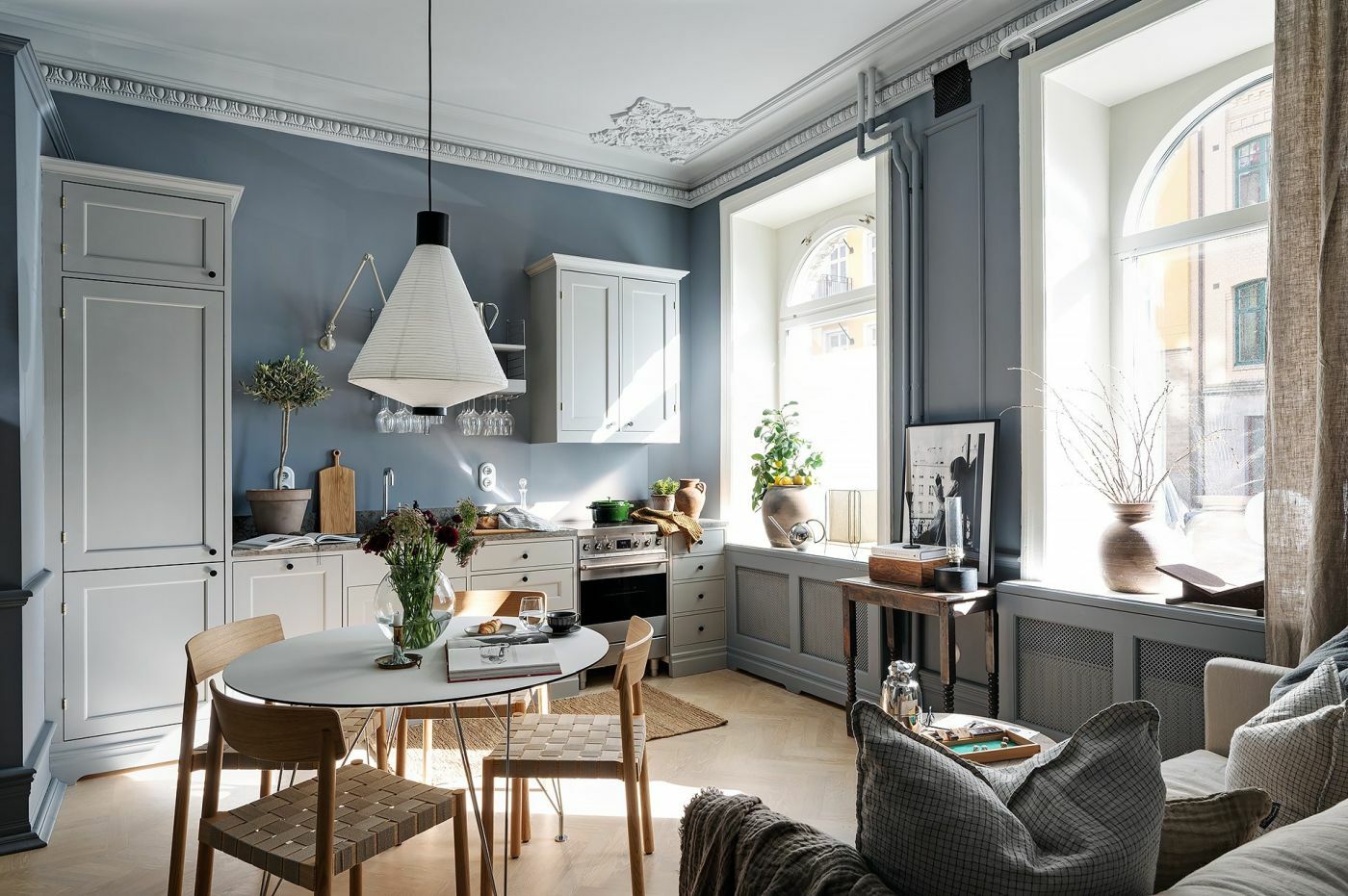 Klasszikus és modern lakberendezés egy svédországi lakásban