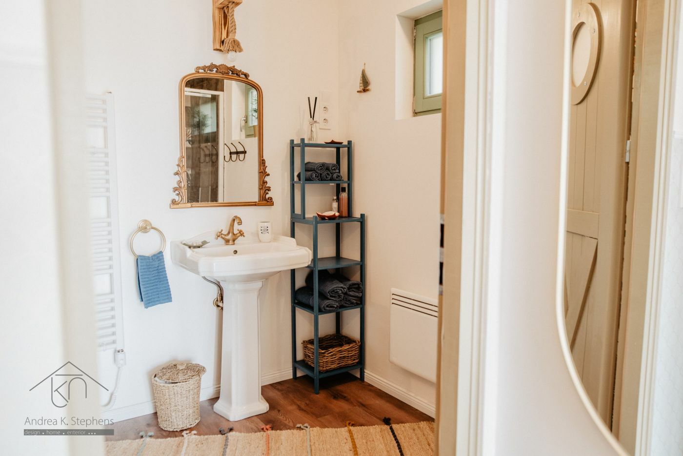 Klasszikus mosdó és tükör az emeleti fürdőben
