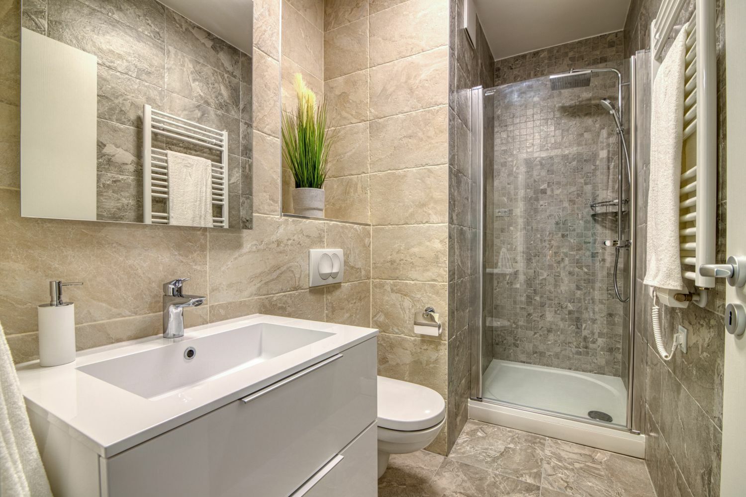 Elegáns zuhanyzós fürdőszoba nagy fiókos szekrénnyel