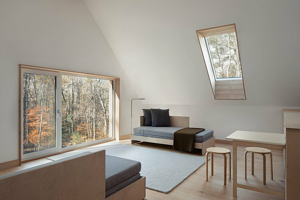 Igény szerint összeforgatható egyedi tervezésű bútorok a tetőtérben