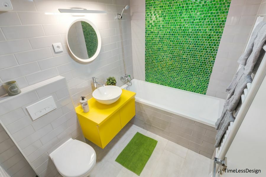 Zöld mozaik és sárga fürdőszobai bútor