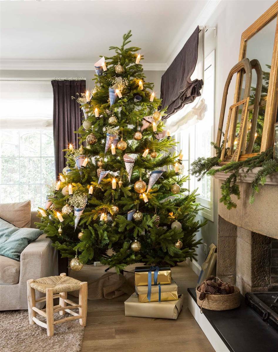 Feldíszített karácsonyfa