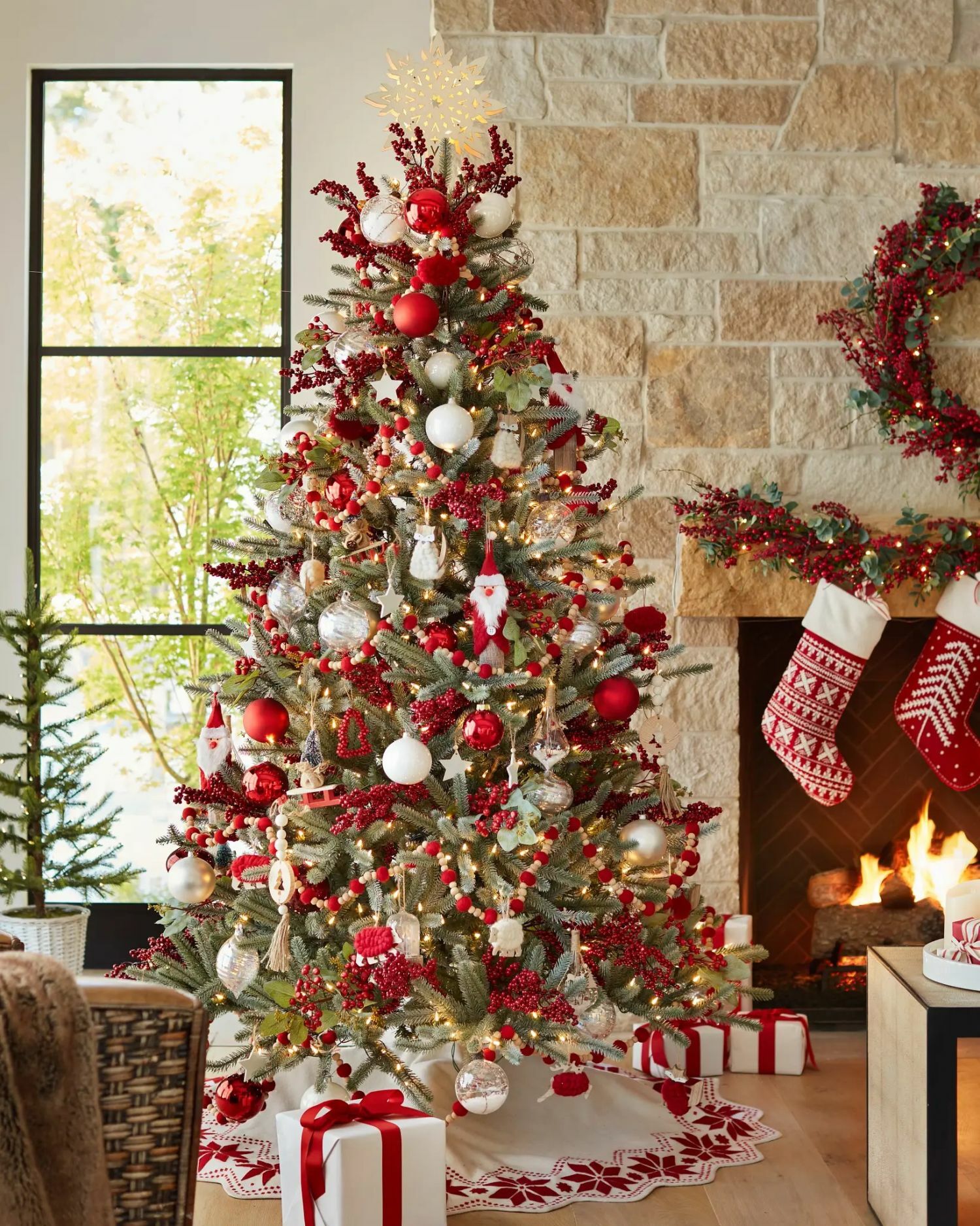 Gazdagon feldíszített karácsonyfa