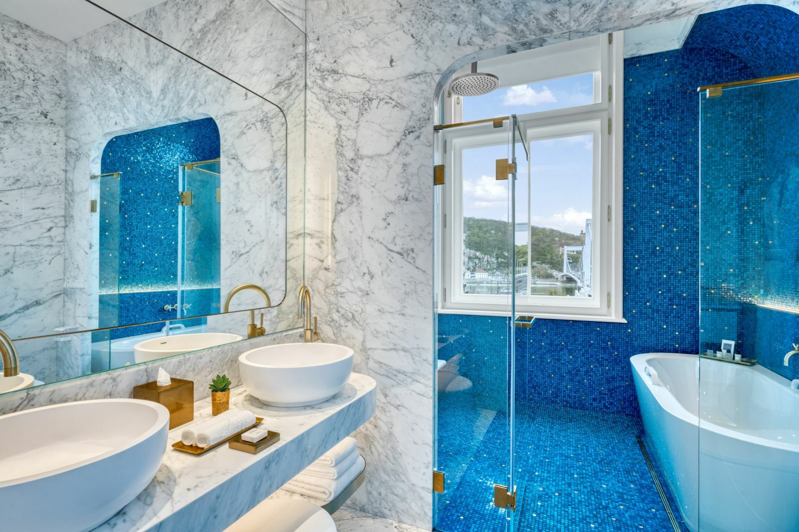 Fürdőszoba kék mozaikkal