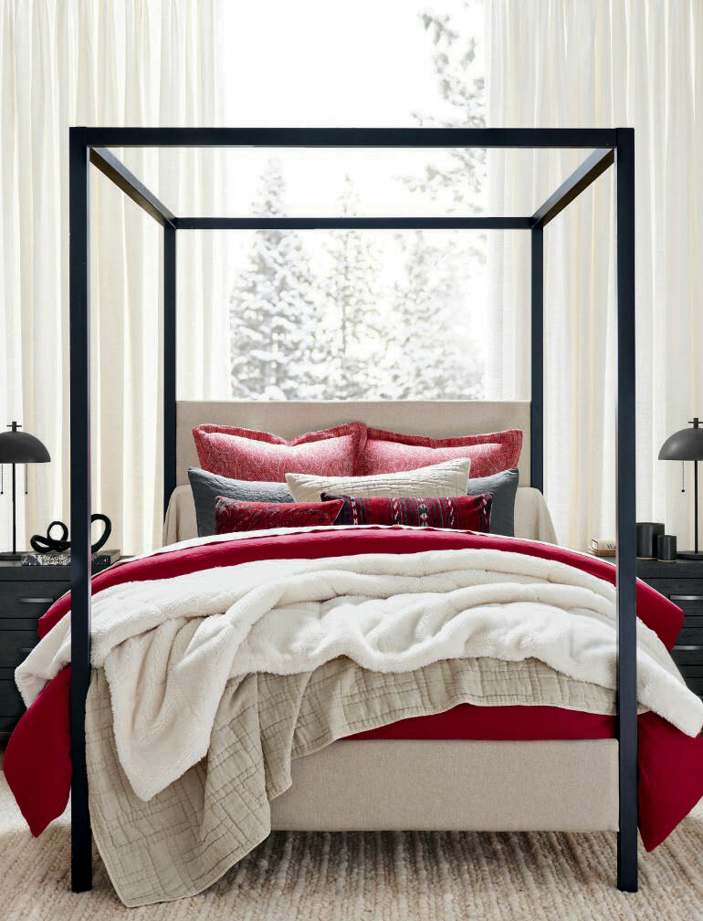 Keretes ágy és piros, fehér ágynemű