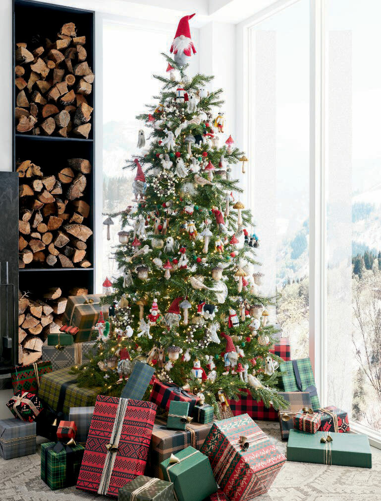 Feldíszített élő karácsonyfa