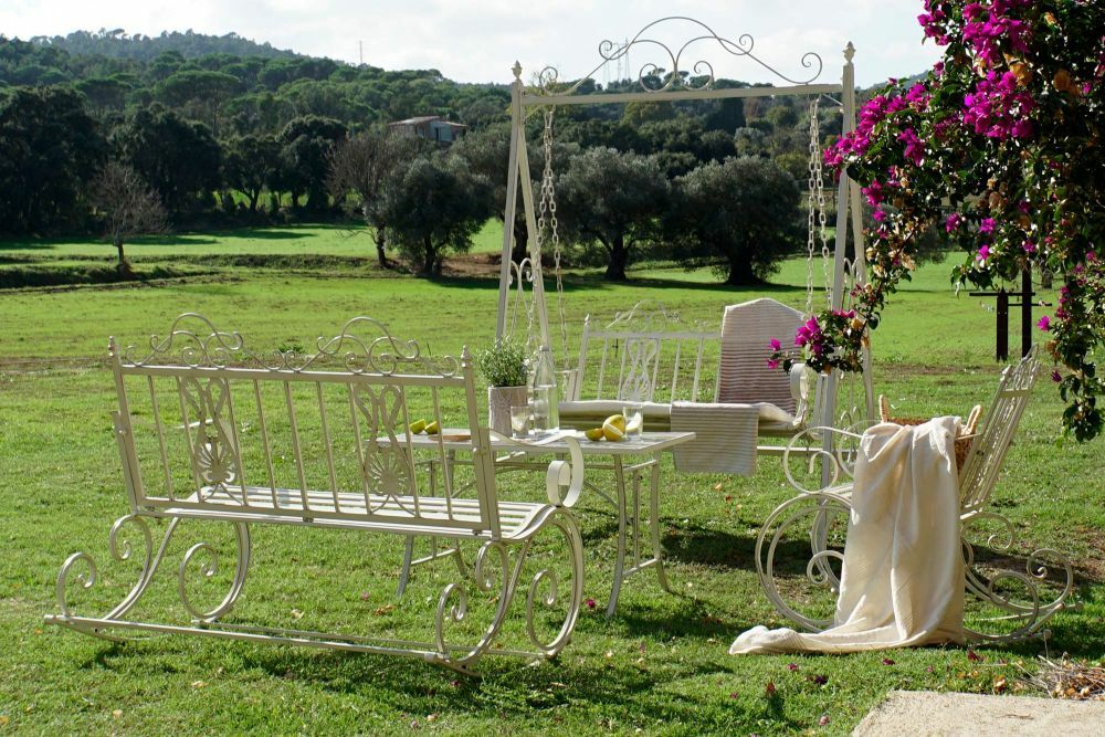 Romantikus kerti bútor és hintaágy