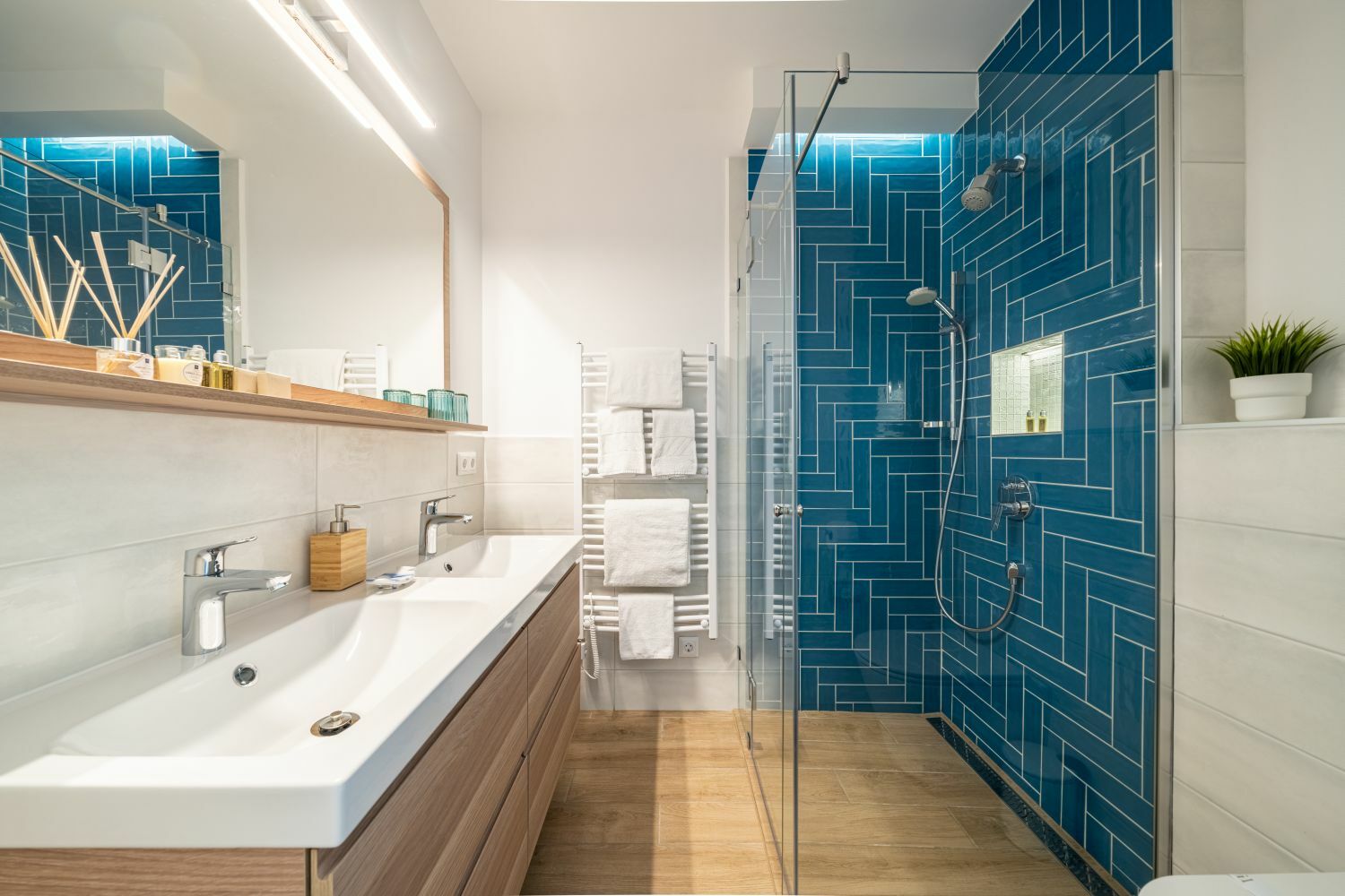 Igényes fürdőszoba türkizkék falicsempékkel