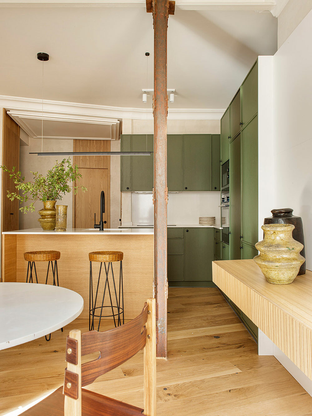 Zöld konyhabútor és ipari stílusú bárszékek