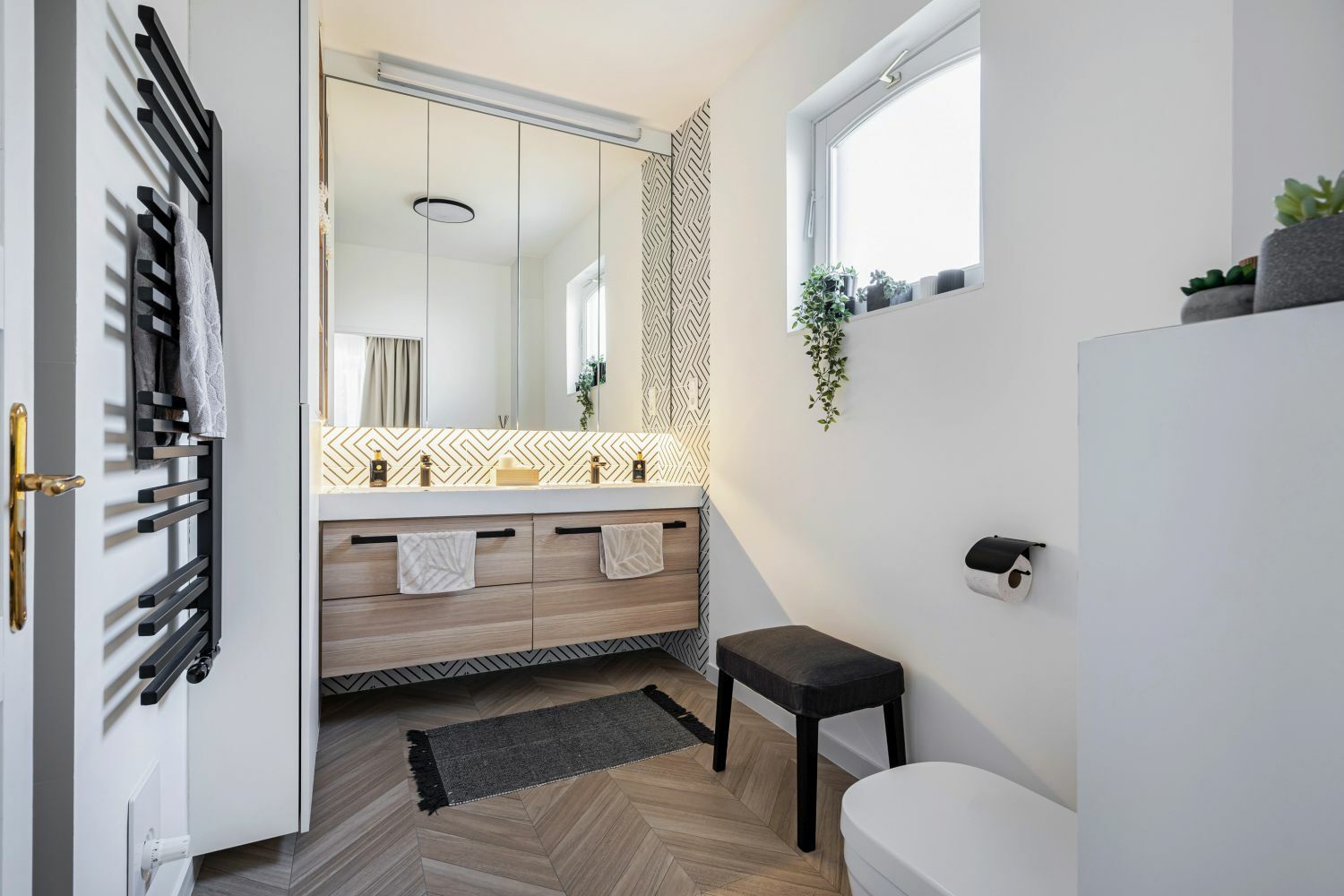 Modern dupla mosdós fürdőszoba